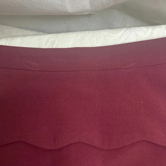 H&M NWT Burgundy Scalloped Side Zip Mini Skirt Size 6 - Picture 4 of 5